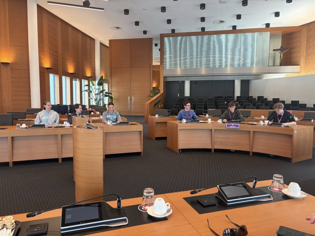 Werkbezoek debatteren met studenten van het Bonnefanten college